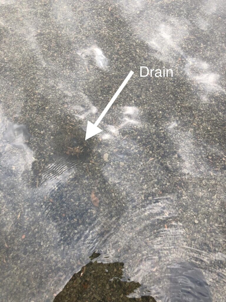 Le drain est là, sous l'eau, mais plus rien ne s'écoule.