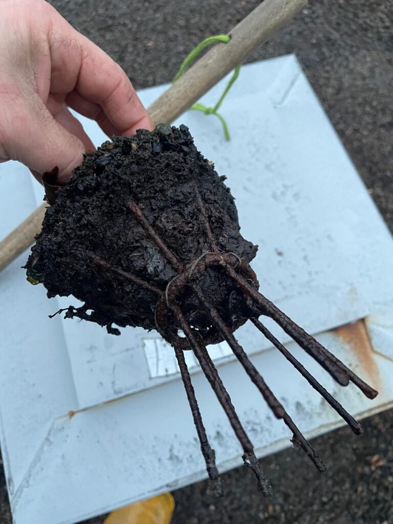 Une crépine complètement bouchée par la boue et les débris.