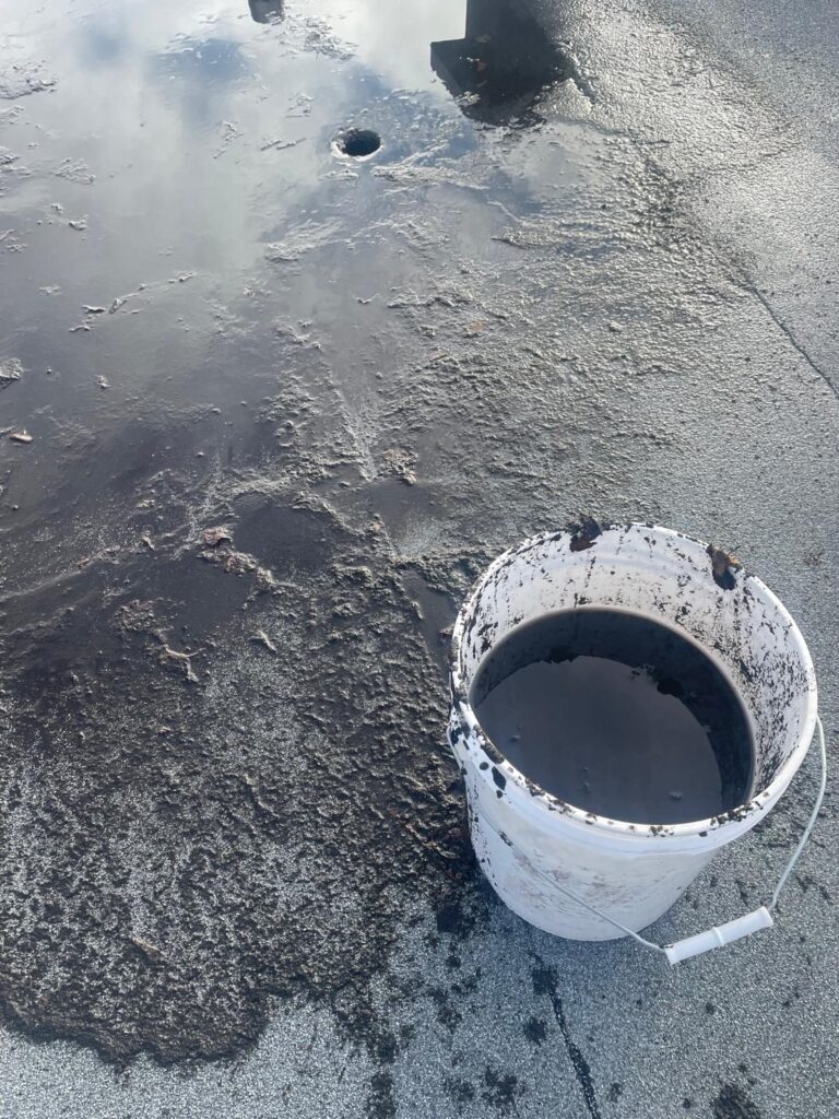 Une chaudière remplie de la boue et des débris sortis du drain.