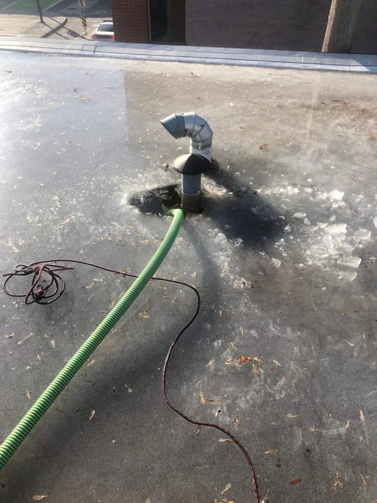 Toit gelé : on casse la glace autour de l'évent et on pompe l'eau qui s'est accumulée dessous.