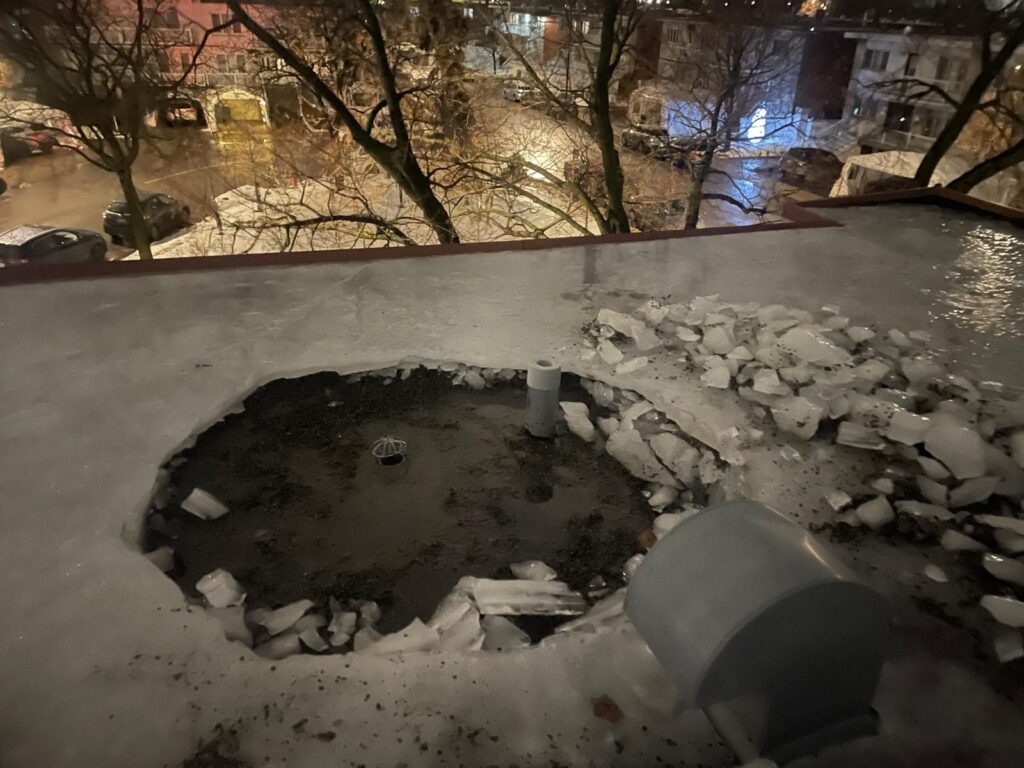 La glace cassée et retirée autour du drain, qui est enfin accessible.