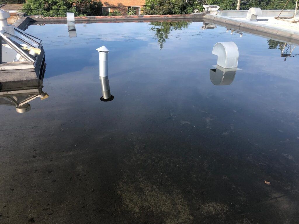Toit inondé avant le pompage.