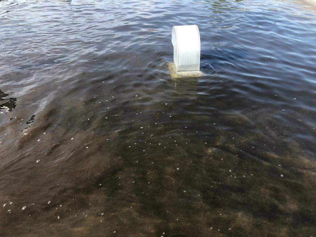 L'évent trempe encore dans l'eau : le pompage continue.