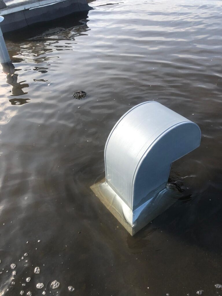 L'eau baisse autour de l'évent.