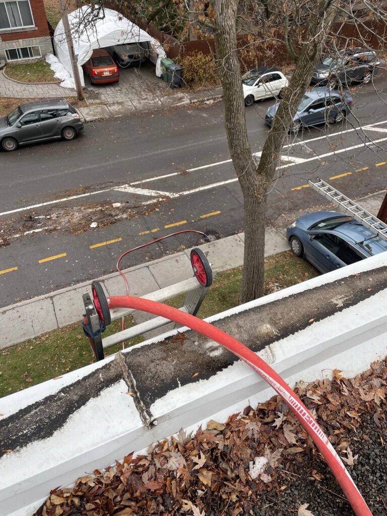 Le boyau passe par-dessus le parapet pour évacuer l'eau jusqu'à la rue.