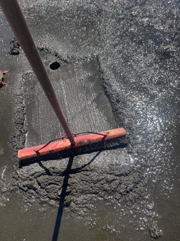 On pousse le reste de l'eau vers le drain dégagé.