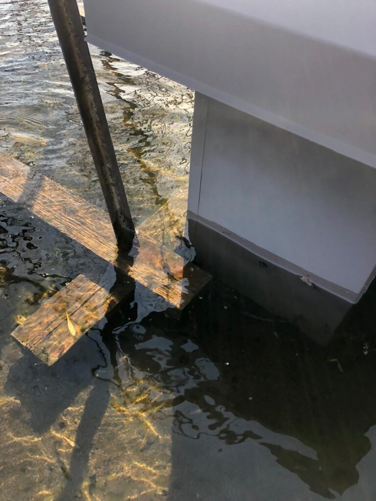 Les supports d'équipement trempent dans l'eau. Plus l'eau reste longtemps, plus le risque d'infiltration augmente.