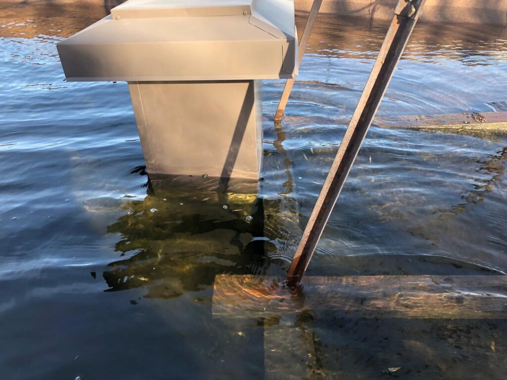 Même toit, autre angle : l'eau recouvre complètement la base de l'équipement.
