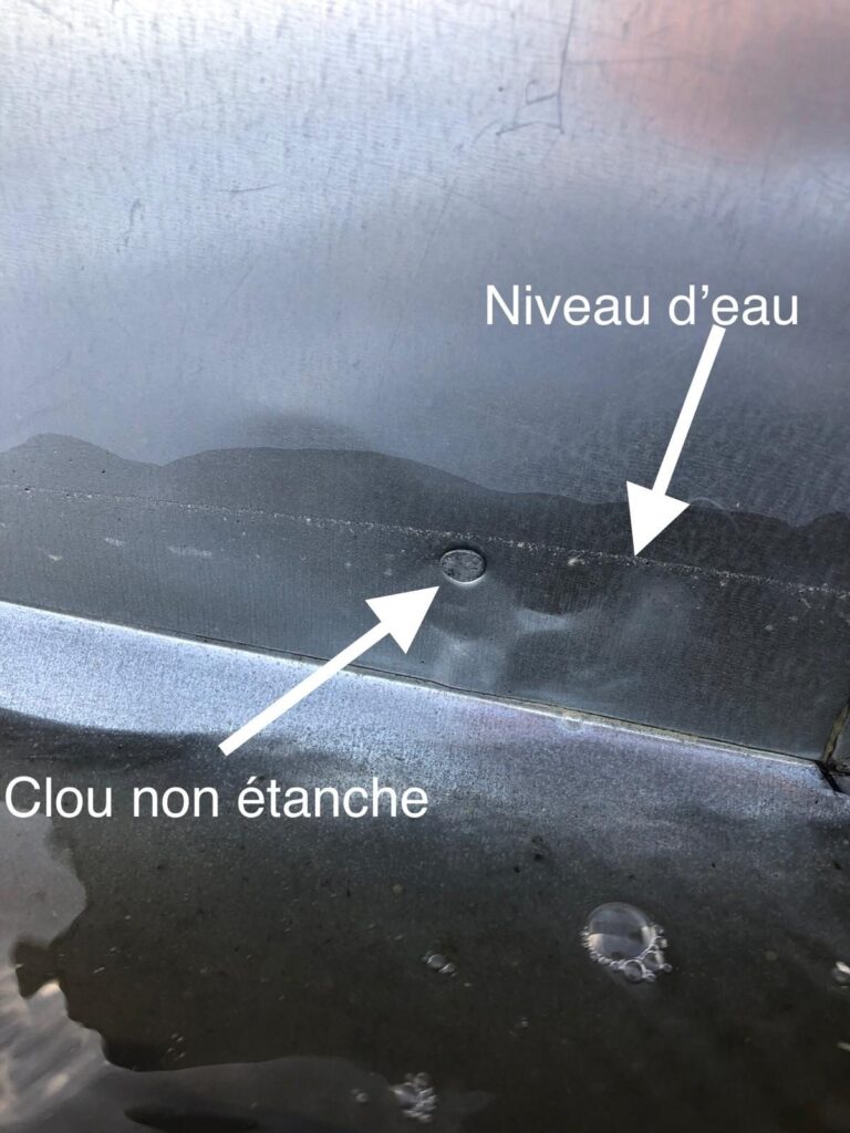 Un clou non étanche sous le niveau d'eau : un point d'infiltration possible. C'est pour ça qu'il ne faut pas laisser l'eau stagner.