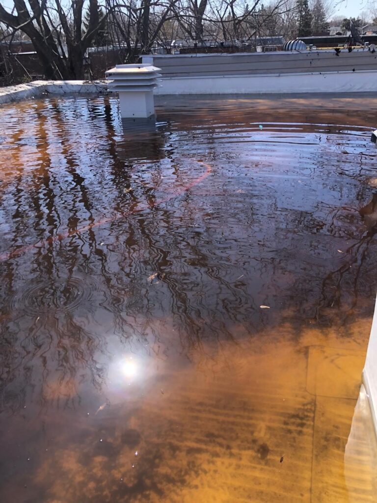 L'eau stagnante s'étend jusqu'aux évents.
