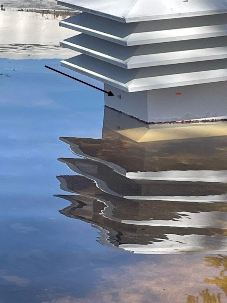 L'équipement se reflète dans l'eau qui l'entoure.