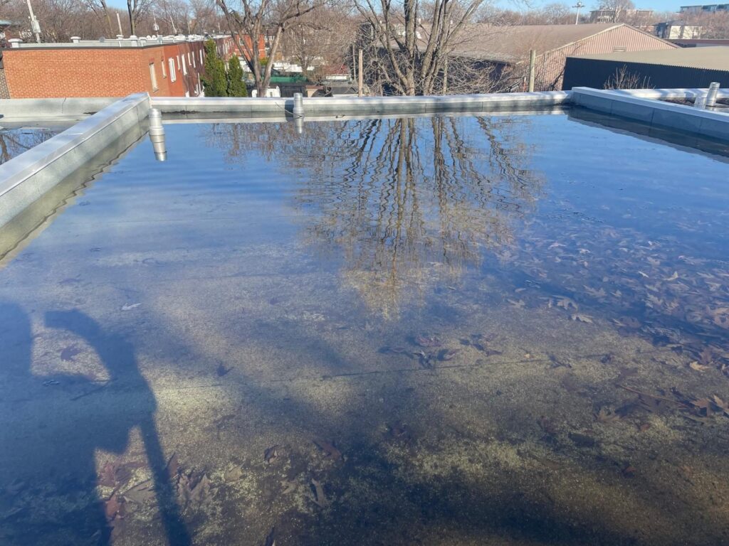 Grand toit plat entièrement sous l'eau.
