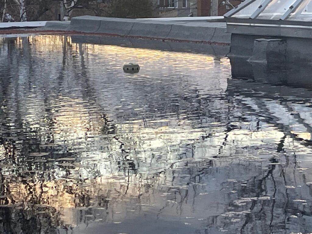 L'eau stagnante s'étend jusqu'aux parapets.